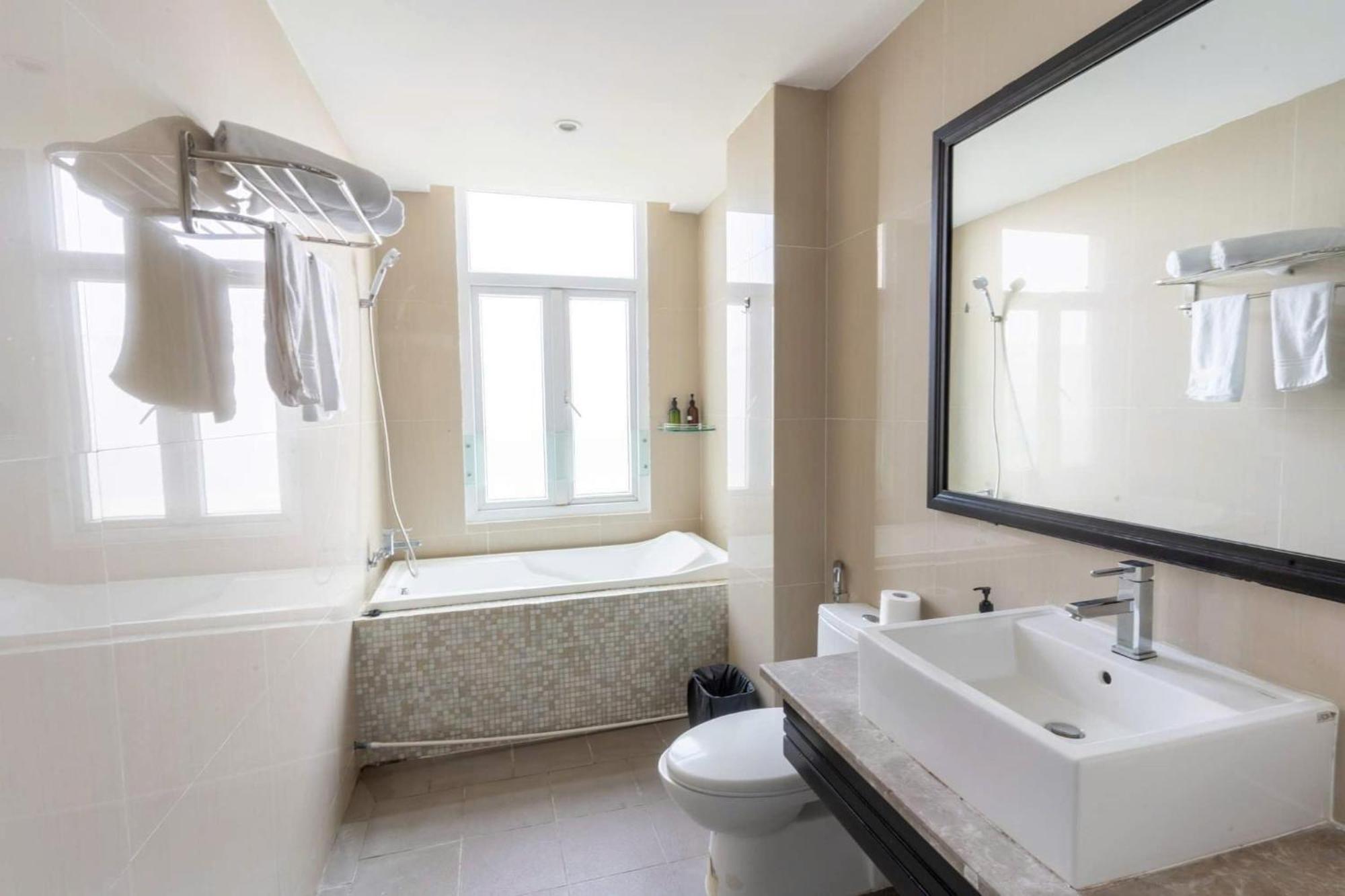 Queen Palace Sea View Hotel Дананг Екстериор снимка